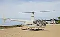 Вертолёт Robinson R44 (DQ-HFR) готовится к вылету на острове Савала (Фиджи) в 2014 году.
