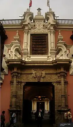 Главный вход во дворец, вверху виден резной портик с гербом Торре Талье