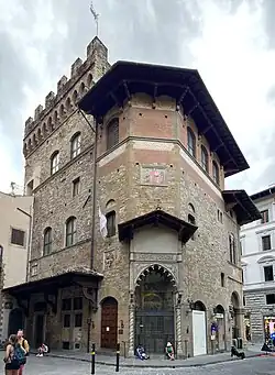 Угловая часть здания