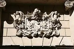 Герб на фасаде здания