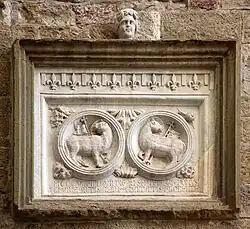 Памятная плита фасада по улице Виа дель Арте делла Лана. 1308