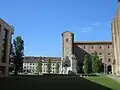 Внутренний двор Пилотты на фоне Палаццо делла Провинча.