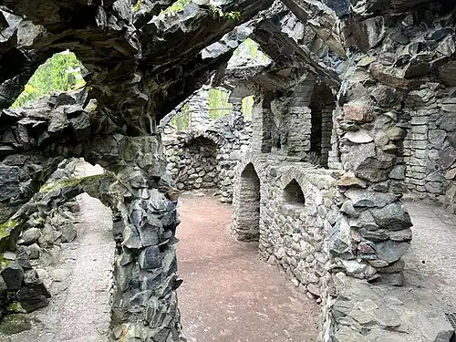 Внутри пальмового домика