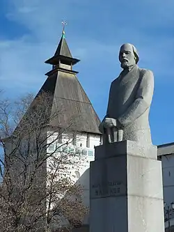 Памятник Илье Николаевичу Ульянову в Астрахани, установлен в сквере Ульяновых возле Астраханского Кремля