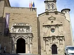 Входы в Музей Наварры: слева — в основное здание, а справа — в часовню