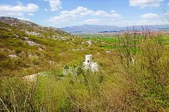 Современный вид замка (на заднем плане Царев мост и город Никшич)