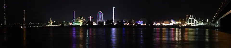 Вид на Дюссельдорфский кирмес ночью с противоположного берега Рейна (2013)