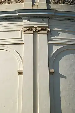 Ионические пилястры