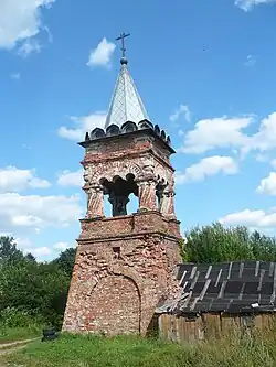 Колокольня Пантелеймона на горке. Вид со стороны реки Великой