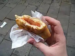 Панцеротти напоминает пиццу в слойке.