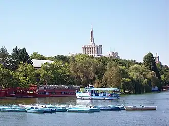 Вид на озеро и комплекс Зала Поливалента