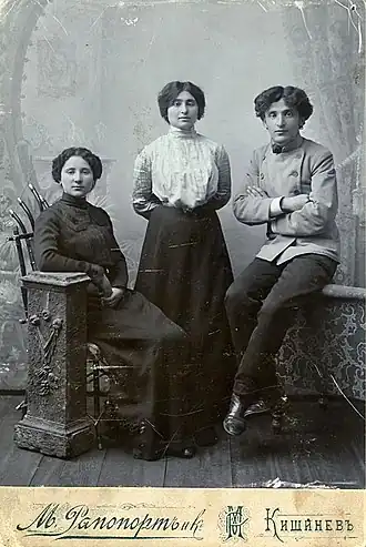 Шмил (Самуил Моисеевич) Вайнберг с женой — актрисой Соней Вайнберг (стоит) и сестрой Аделей Вайнберг (в замужестве Горфинкель), начало 1900-х годов.