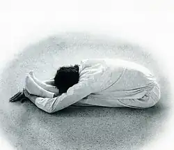 Головоколенная поза