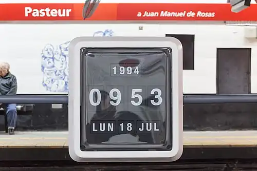 Памятная табличка в честь теракта в 1994 году.