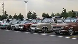 Автомобили Paykan на парковке Тегерана