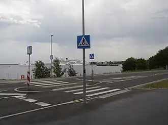 Пешеходный переход с видом на Таллинский пассажирский порт