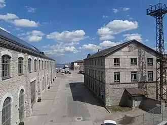 Дом 8 (справа) и дом 11 (слева) в 2016 году