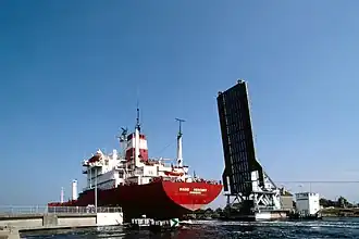 Старый (до реконструкции) мост в раскрытом состоянии (1990 год)