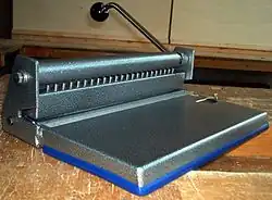 Дырокол на 23 отверстия