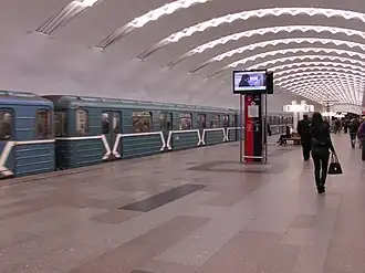 Центральная часть станции и колонна экстренного вызова с монитором