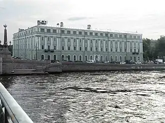 Вид на служебный корпус с Троицкого моста