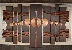 Чеканка на путевой стене платформы в сторону станции «Оболонь»