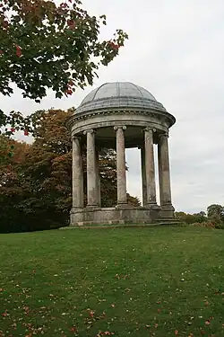 Старинная беседка-ротонда в одном из английских парков.