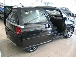 Peugeot 1007 с открытыми дверями