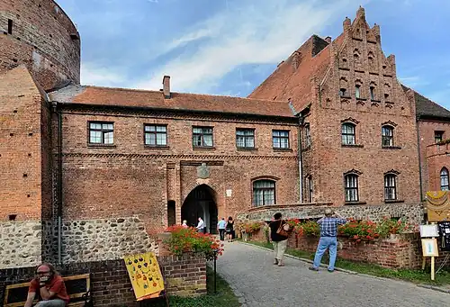 Надбрамное крыло