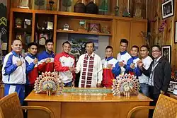 Мэр Багио Маурисио Домоган пожимает руку Чарли Суаресу на встрече со сборной Филиппин по боксу. Ромео Брин — второй справа