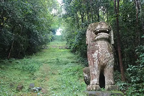 Каменный лев в Ангкоре на руинах шиваистского храма на горе Бакхенг[кхмер.] (907 г.),  Камбоджа