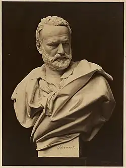 Бюст Виктора Гюго.