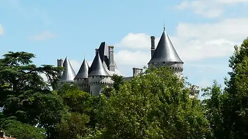 Конические крыши замковых башен