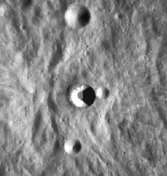 Снимок зонда Lunar Reconnaissance Orbiter.  Кратер Пьераццо в центре снимка.