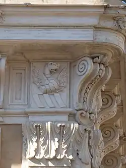 Угловая часть антаблемента. Герб (стемма) семьи Бонкомпаньи-Людовизи