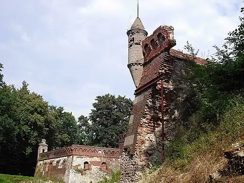 Сохранившиеся стены замка