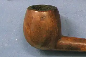 Яблоко — округлой формы, несколько вытянутой по вертикали