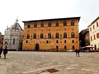 Пьяцца-дель-Дуомо в Пистойе. Слева — Баптистерий, в центре — Палаццо-Преторио