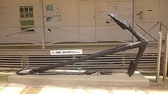 Якорь с корабля «Баунти» у входа в музей