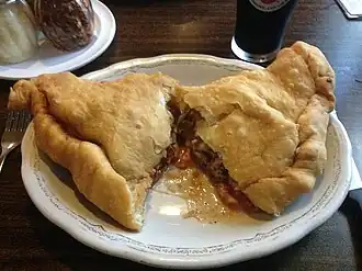 Пицца в слойке приготовленная в ресторане