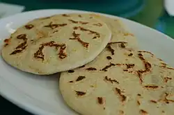 Pupusas revueltas, фаршированные мясом, фасолью и сыром