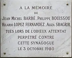 Мемориальная табличка с именами жертв теракта