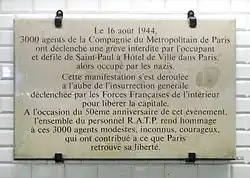 Мемориальная доска, посвящённая забастовке работников метро 16 августа 1944 года и их шествию между Сен-Полем и Отель-де-Вилем