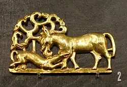 Накладка с изображением «терзающих хищников». Хунну. 200–100 гг. до н. э. Золото. Восточноазиатский музей, Стокгольм