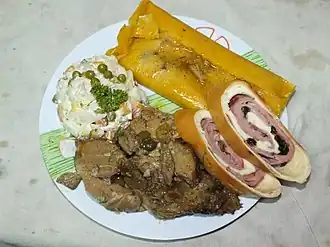 Куриный салат с запечённым окороком, альякой и ветчинным хлебом