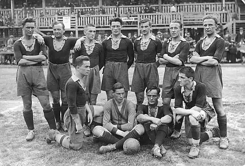 «Погонь» — чемпион Польши 1926. Владислав Олеарчик — первый слева во втором ряду.