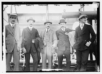 Слева направо: Вивиан Новер Локетт, Фредерик Барретт, Генри Арчдейл Томкинсон, Джон Трэйл и Лесли Чипи (капитан команды). 1 июня 1914 года, начало состязаний Международного кубка поло, прошедших в Медоубрукском клубе игроков в поло.