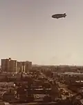 Дирижабль Goodyear[англ.] Goodyear GZ-20[англ.] над городом. Фото 1979 года.