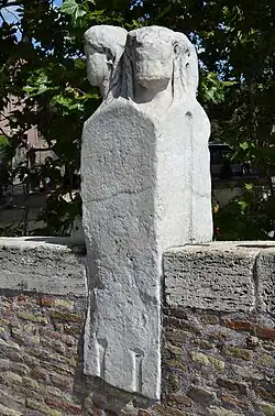 Одна из герм моста