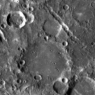 Снимок зонда Lunar Reconnaissance Orbiter. Кратер Попов немного ниже центра снимка.